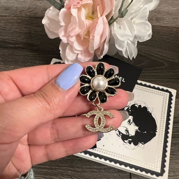 CHANEL 22K Flower CC Crystal Drop Earrings - AUTH - Picture 7 of 10